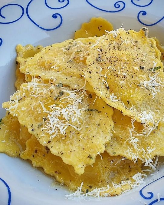 MEZZELUNE DI MAGRO AL BURRO ED ERBE FINI CON GRATTUGGIATA DI PARMIGIANO REGGIANO 30 MESI