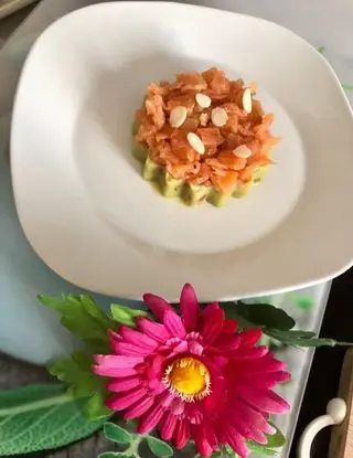 Ricetta Tartare di salmone con crema di avocado e mandorle tostate di Lidia80