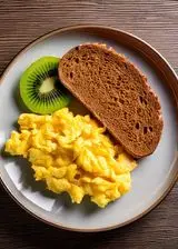 Ricetta Uovo strapazzato, pane integrale e frutta