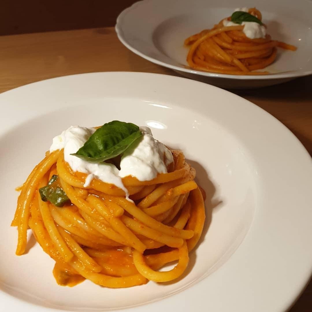 Bucatini al sugo di pomodorini e stracciatella