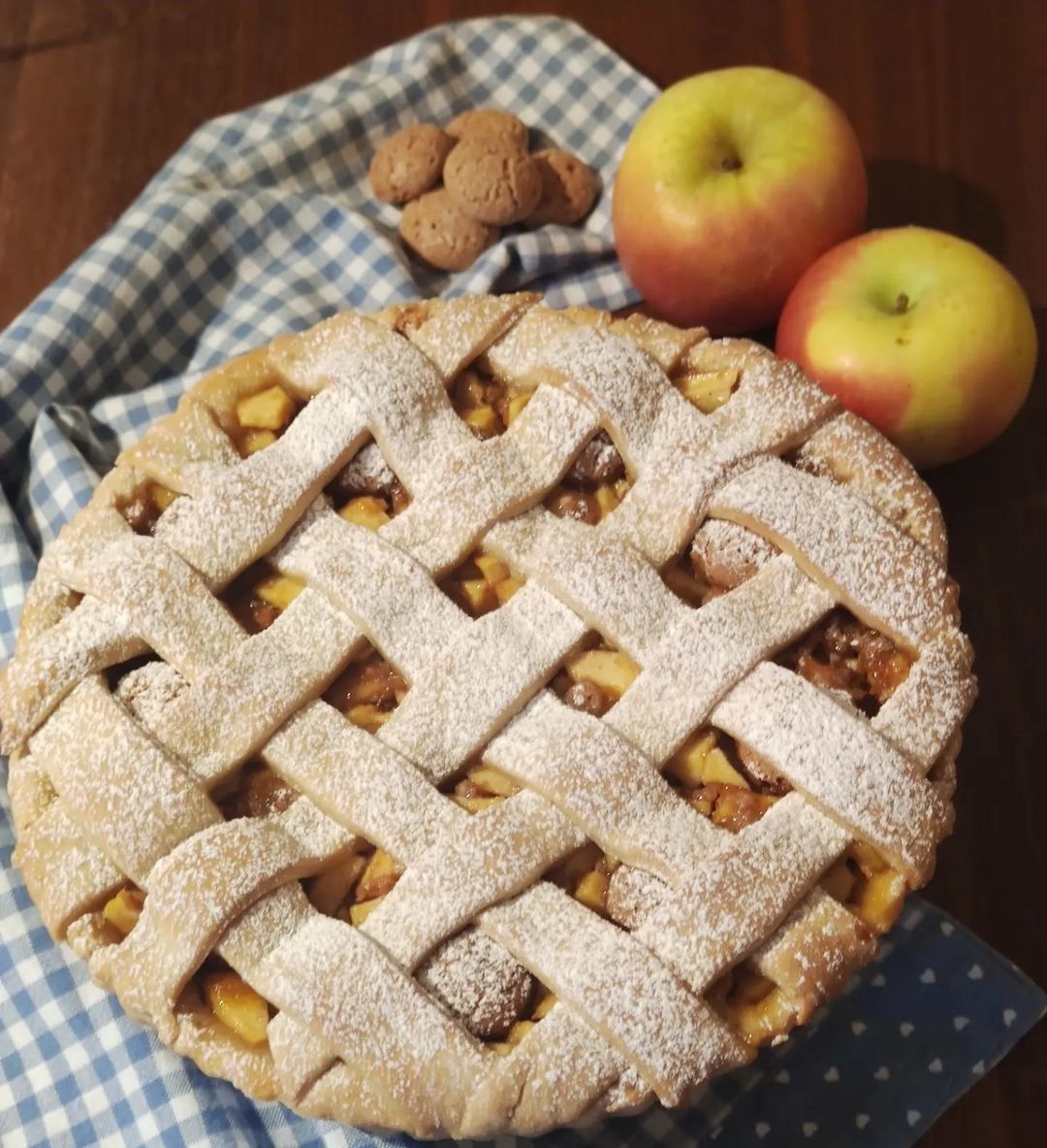 CROSTATA FROLLA ALLO YOGURT CON MELE, CONFETTURA DI ALBICOCCHE E AMARETTI