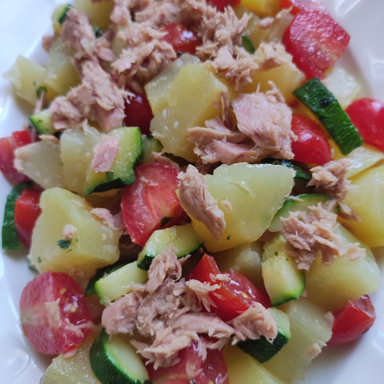 Insalata di patate con verdure e tonno