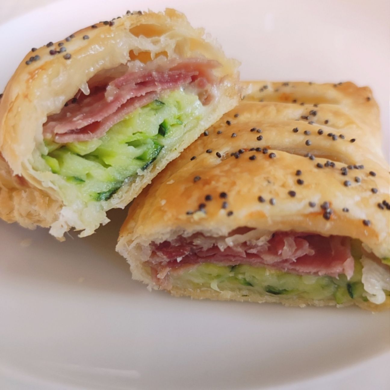 FAGOTTINI DI SFOGLIA CON ZUCCHINE, SCAMORZA AFFUMICATA E PROSCIUTTO CRUDO