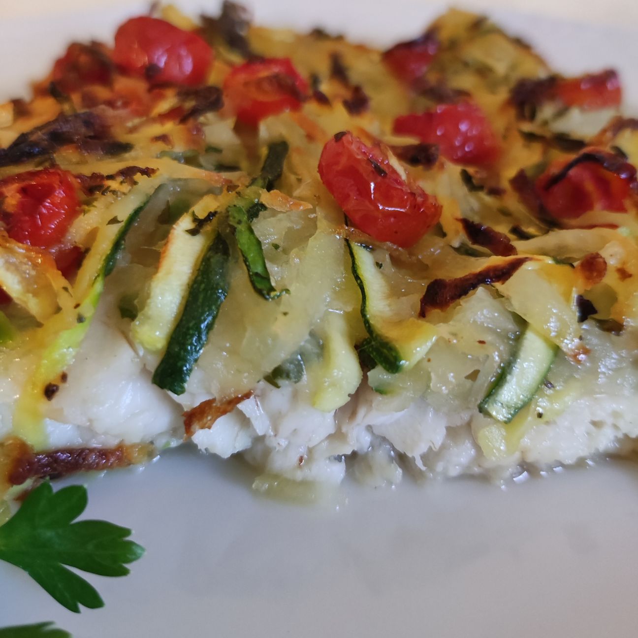 FILETTO DI PERSICO IN CROSTA DI PATATE, ZUCCHINE E POMODORINI