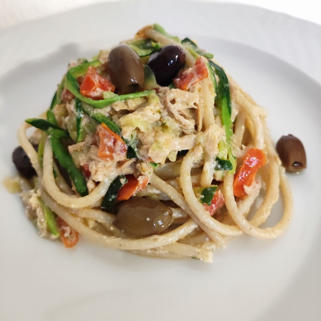 SPAGHETTI AI 7 CEREALI CON TONNO, RICOTTA, ZUCCHINE, POMODORINI E OLIVE TAGGIASCHE