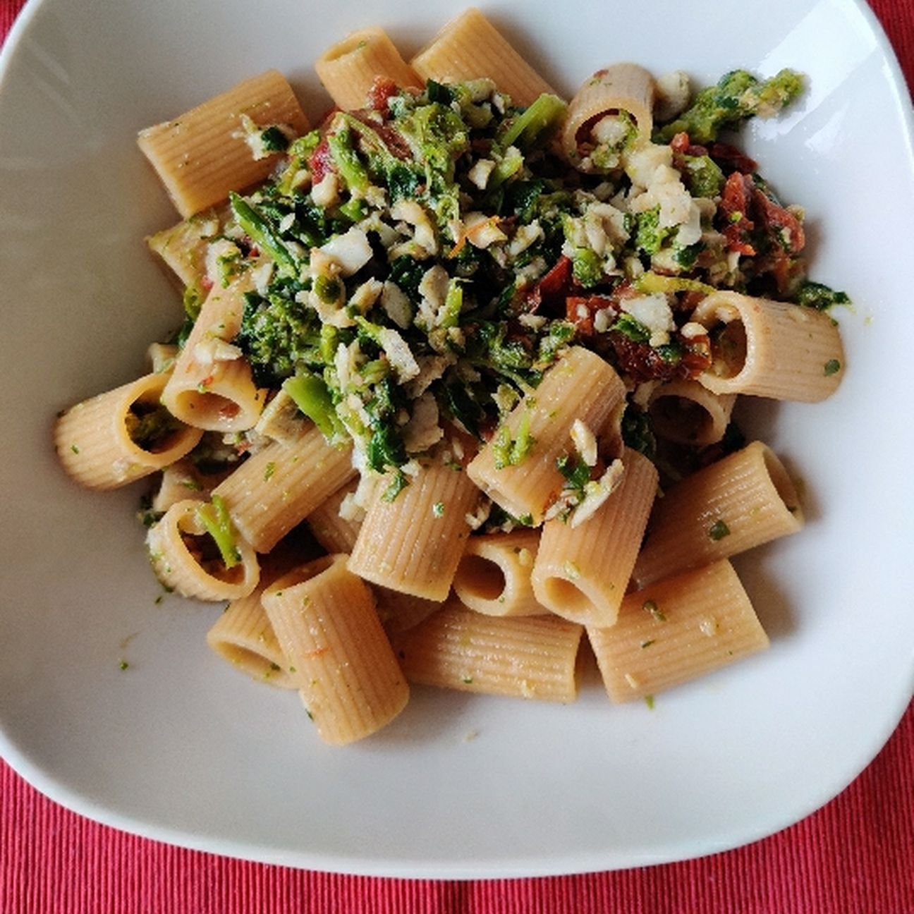 Rigatoni integrali con cime di rapa, pomodori secchi e merluzzo