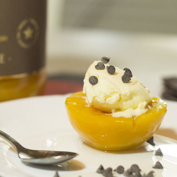 gelato in coppa di pesca sciroppata
