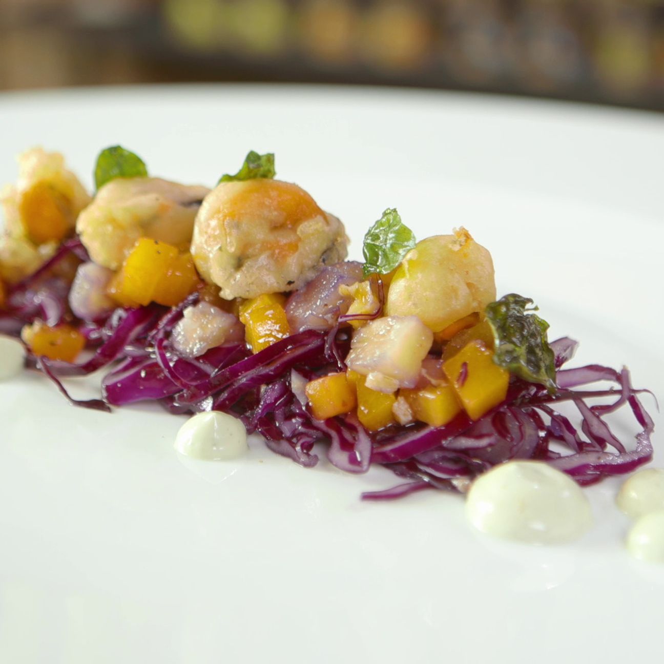 insalatina di pesche, ananas e cavolo rosso con cozze fritte e mayo veg