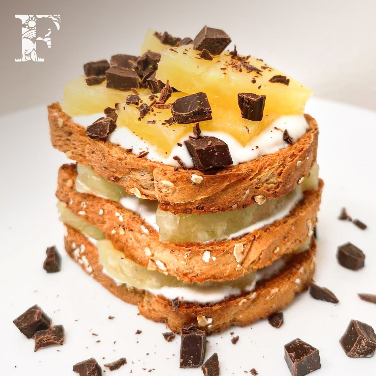 Torretta di fette biscottate, yogurt e ananas