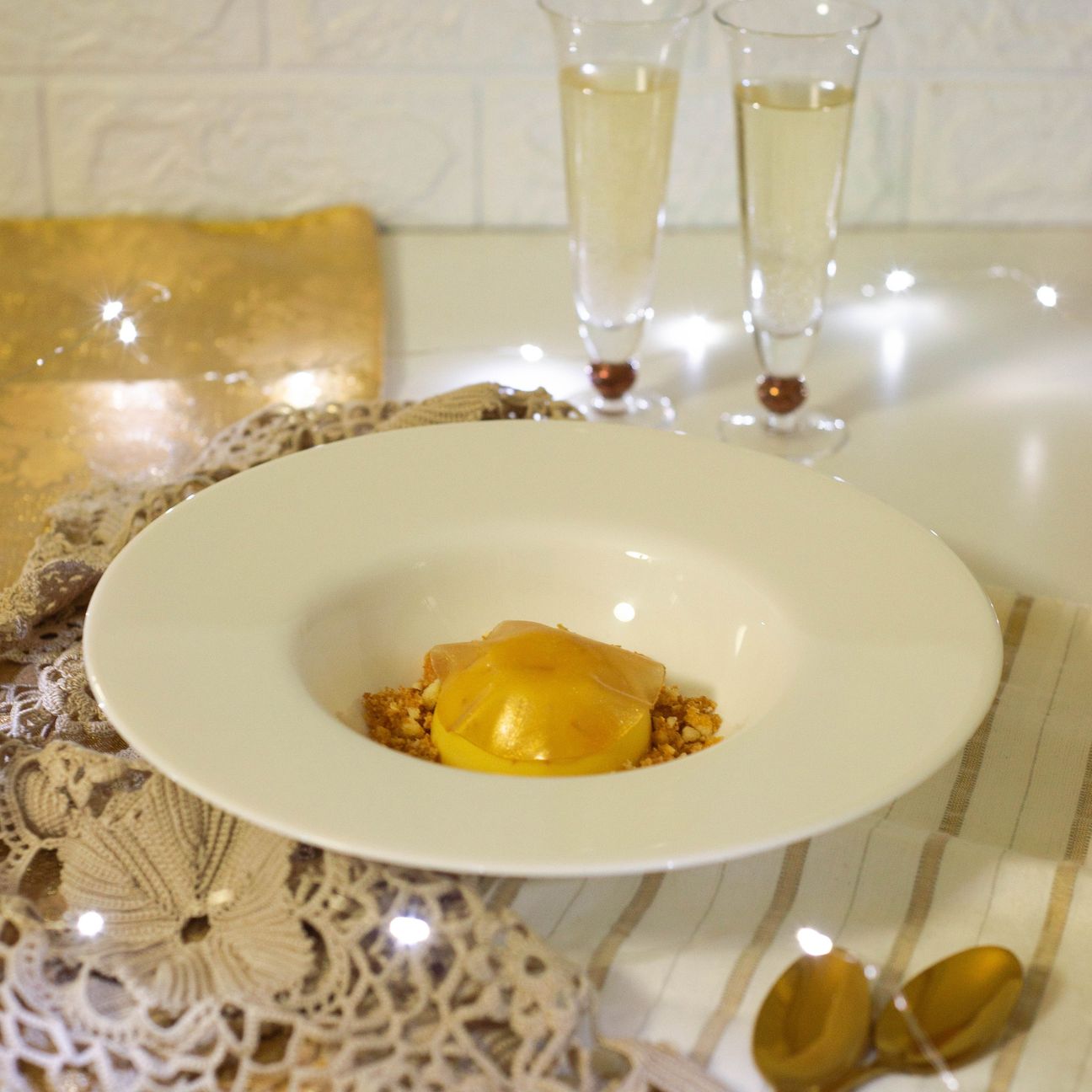 Mousse al cioccolato bianco e pesche con gel al miele e crumble alla nocciola
