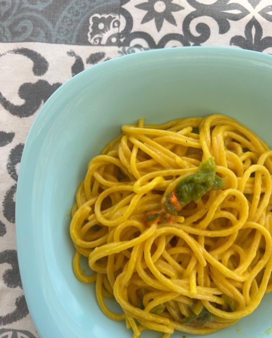 Spaghettoni zafferano e fiori di zucca