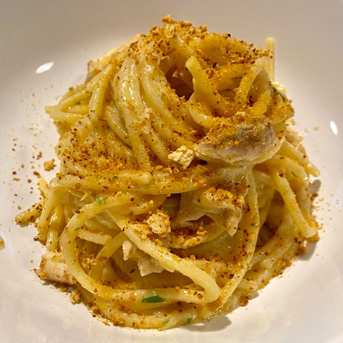 Spaghettoni aglio olio e peperoncino con sgombro e taralli
