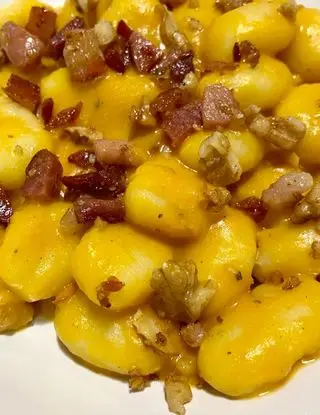 Ricetta Gnocchi alla crema di zucca, pecorino e noci con speck e noci croccanti di simone