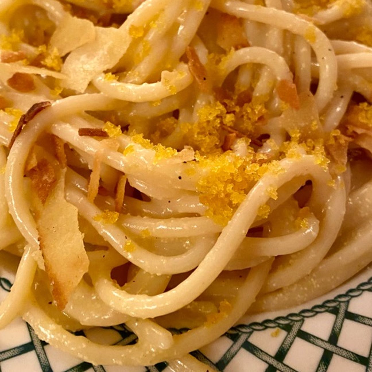 Spaghettoni alla bottarga e limone con pane guttiao