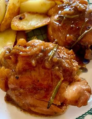 Ricetta Pollo alla birra e miele con cipolle caramellate e patate al forno di simone