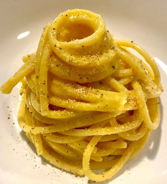 Spaghettoni alla crema di tuorli con tartufo bianco | Al.ta Cucina