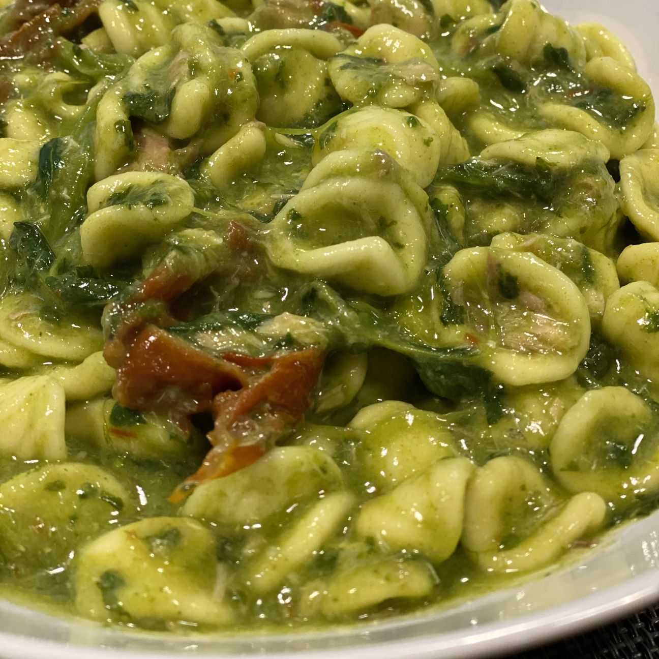 Orecchiette con cime di rapa, pomodori secchi e sgombro