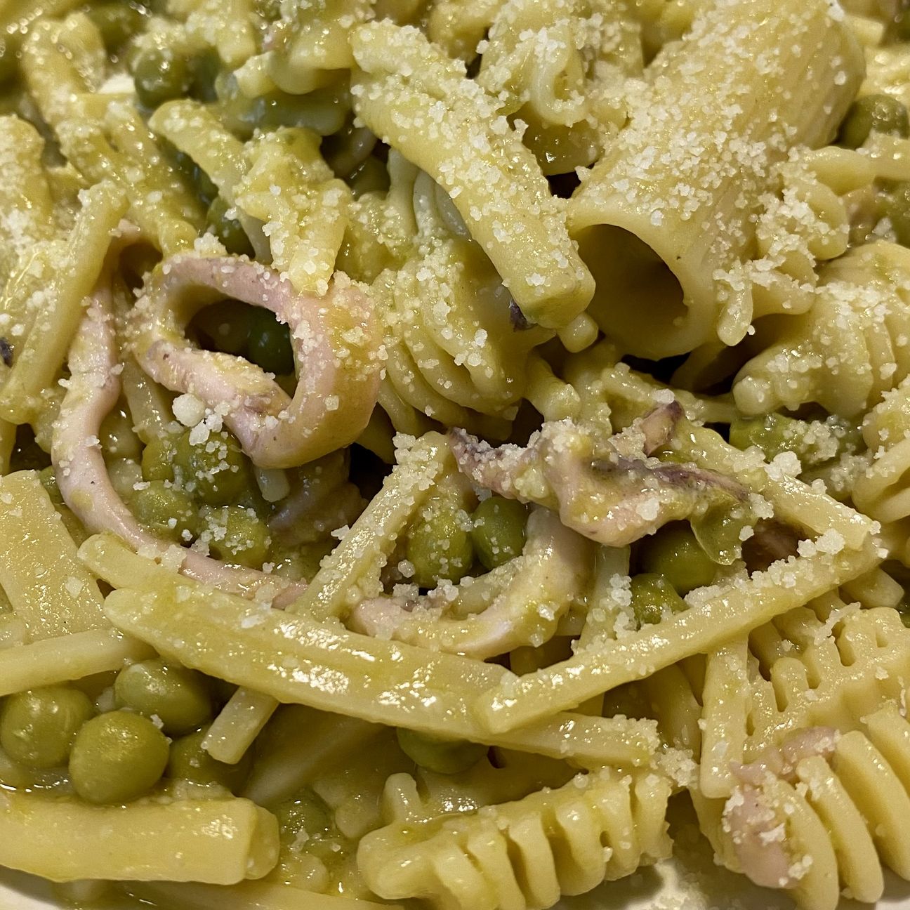 Pasta #oltrelaforma con piselli, calamari e pecorina.