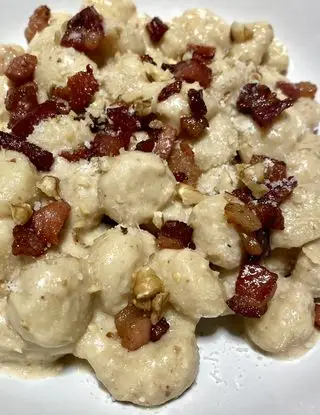 Ricetta Gnocchi con pesto di noci e speck croccante di simone