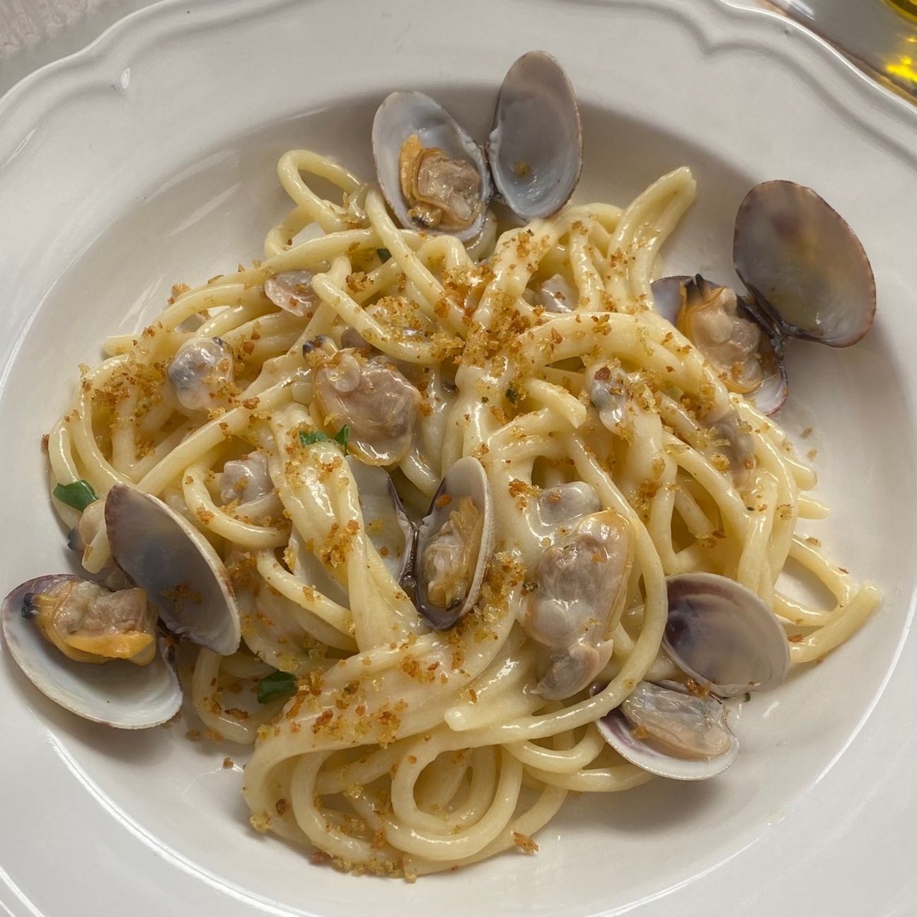 Spaghettone alle vongole con pane fritto alla bottarga e alici