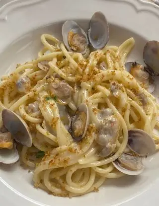 Ricetta Spaghettone alle vongole con pane fritto alla bottarga e alici di simone