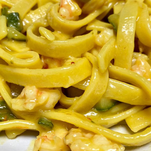 Scialatielli con fumetto di gamberi allo zafferano, gamberi, zucchine e