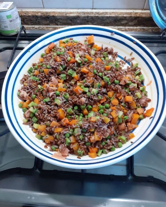 Riso rosso con verdure e salmone affumicato