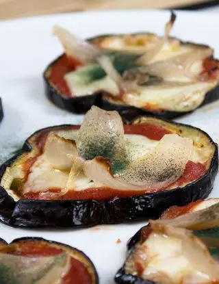 Ricetta Pizzette di melanzane hot di incucinacolnobile