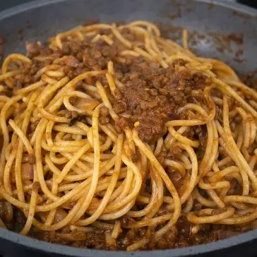 Ricetta Spaghettoni con ragù di lenticchie di incucinacolnobile