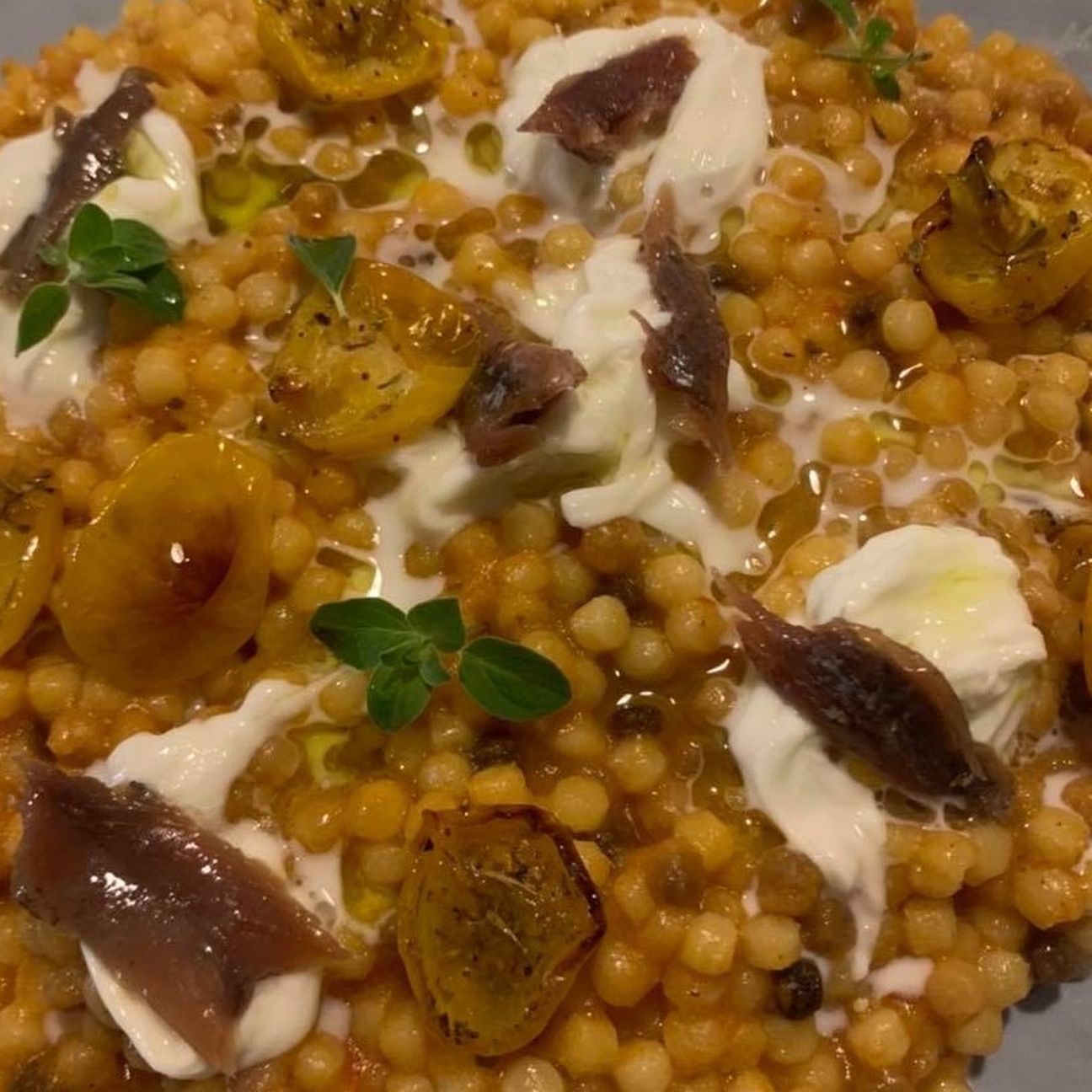 Fregola con alici del Cantabrico, burrata e pomodorini confit