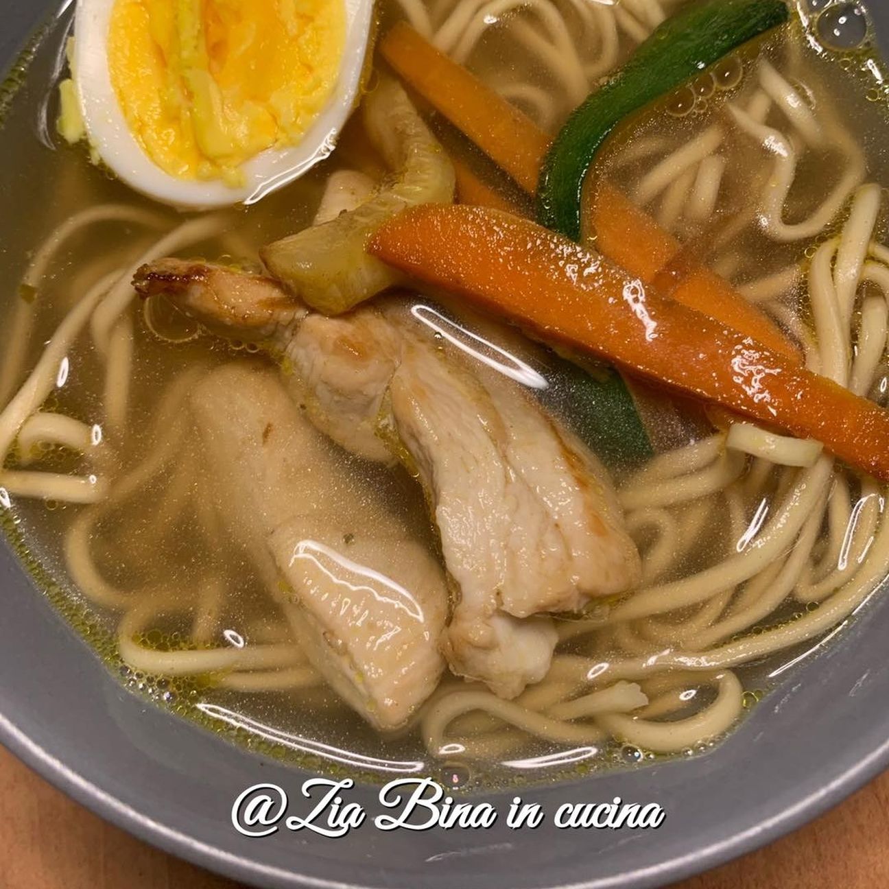 Noodles con pollo e verdure croccanti