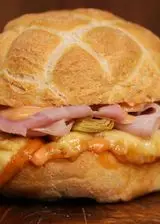 Ricetta Gran Panino con prosciutto cotto Gran Biscotto, formaggio fuso, salsa rosa e carciofini