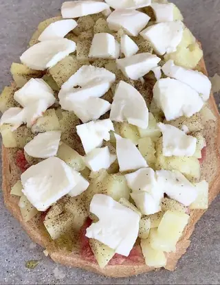 Ricetta Bruschettona Rustica Patate Salsiccia e Mozzarella di labonacucina