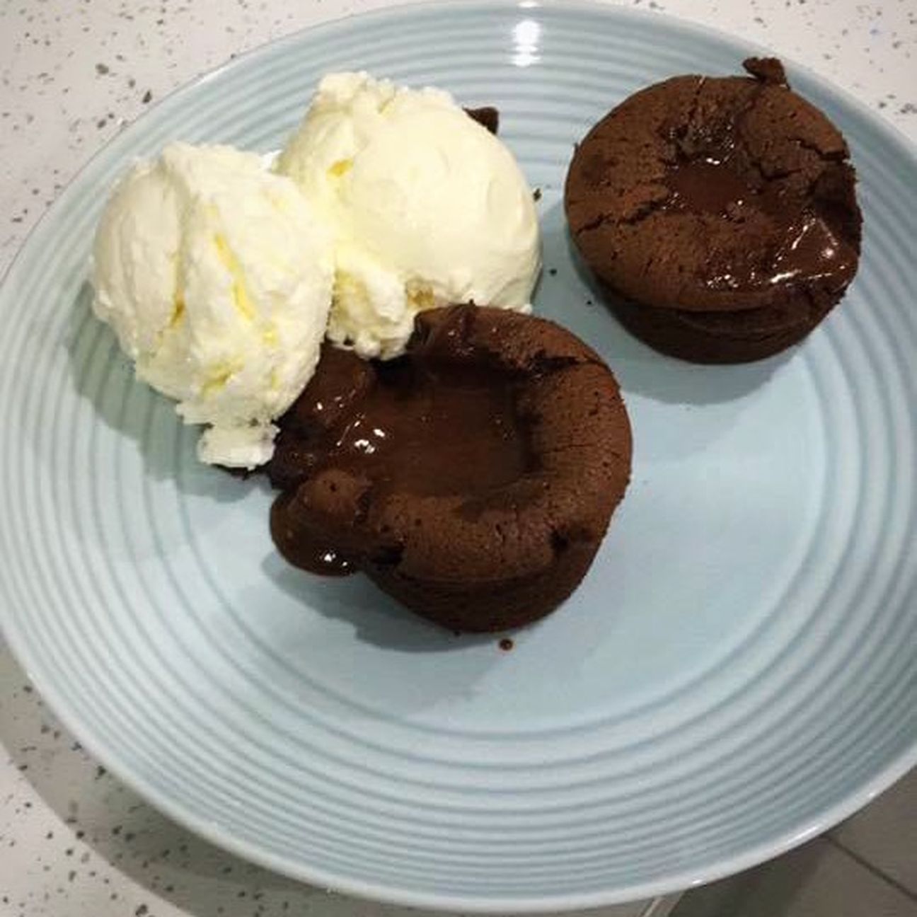 Tortino al cioccolato con cuore di cioccolato e arancia