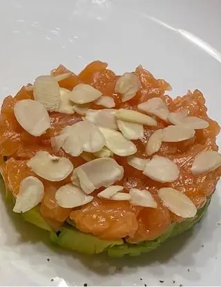 Ricetta Tartare di salmone avocado e scaglie di mandorle di labonacucina