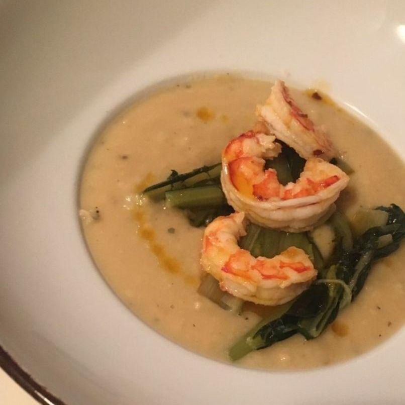 Cicoria e gamberetti su crema di fave