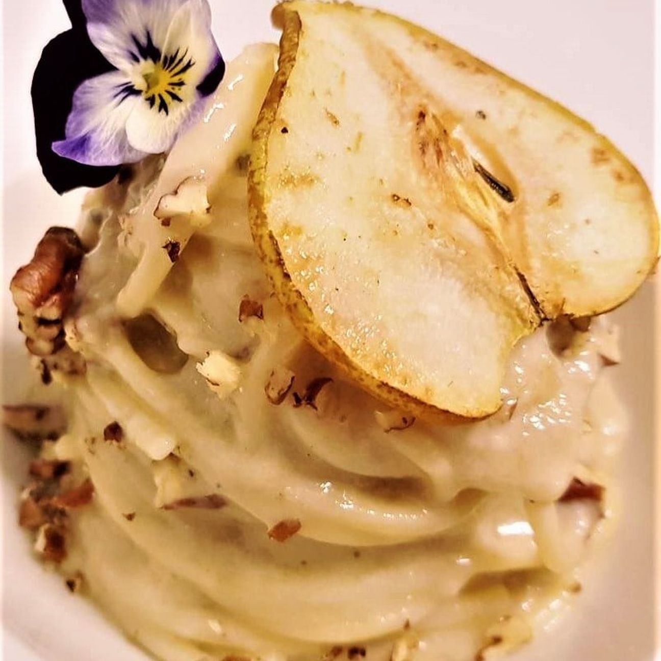 Spaghetto trafilato al bronzo, fonduta di Gorgonzola Dop novarese pera Abate, noci Pecan tostate