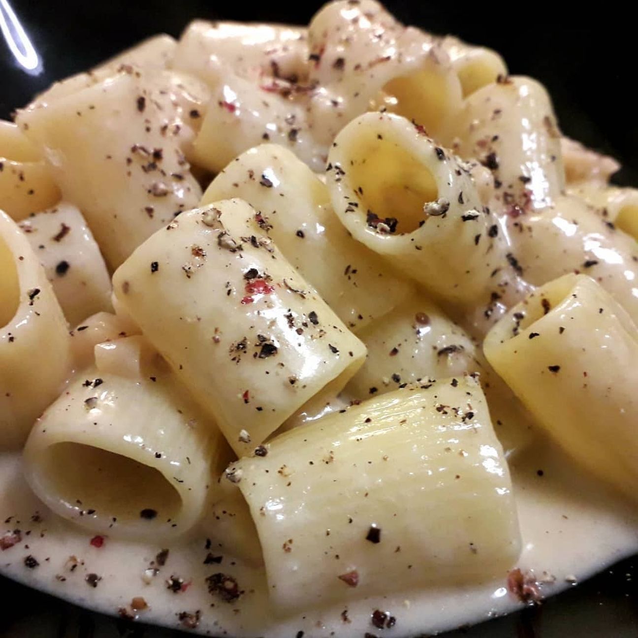 Mezze maniche, fonduta di taleggio, pere Williams ai 3 pepi
