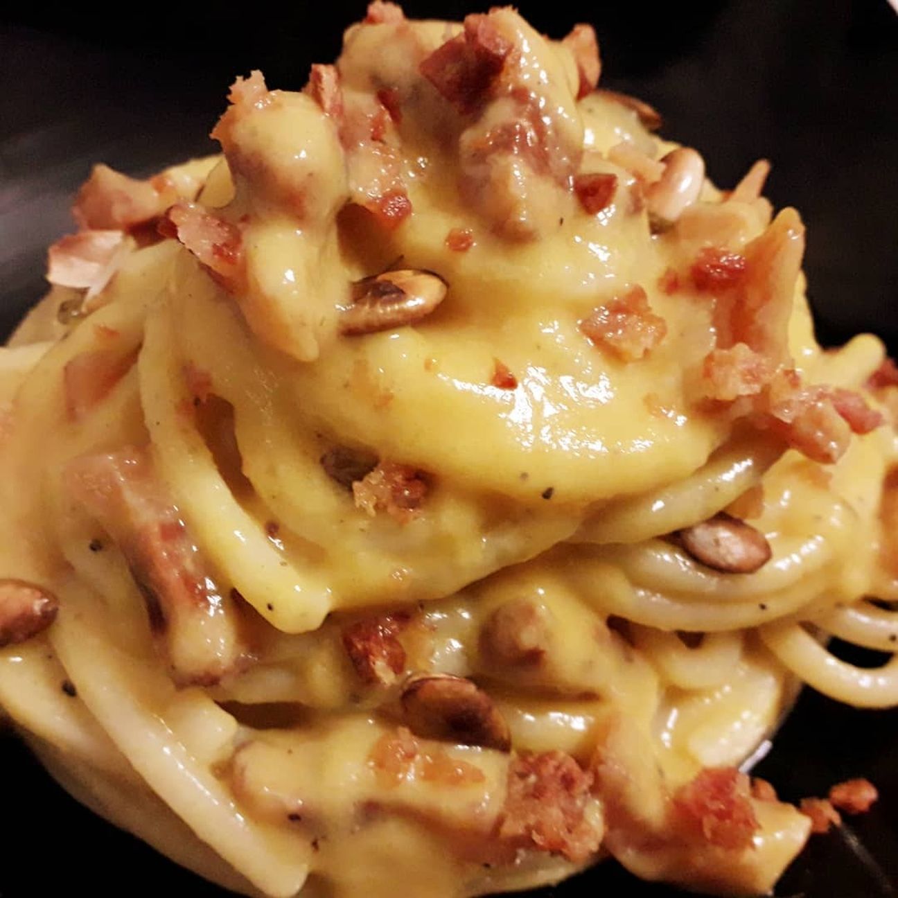 Spaghetto alla chitarra, crema di zucca, guanciale, semi di zucca tostati