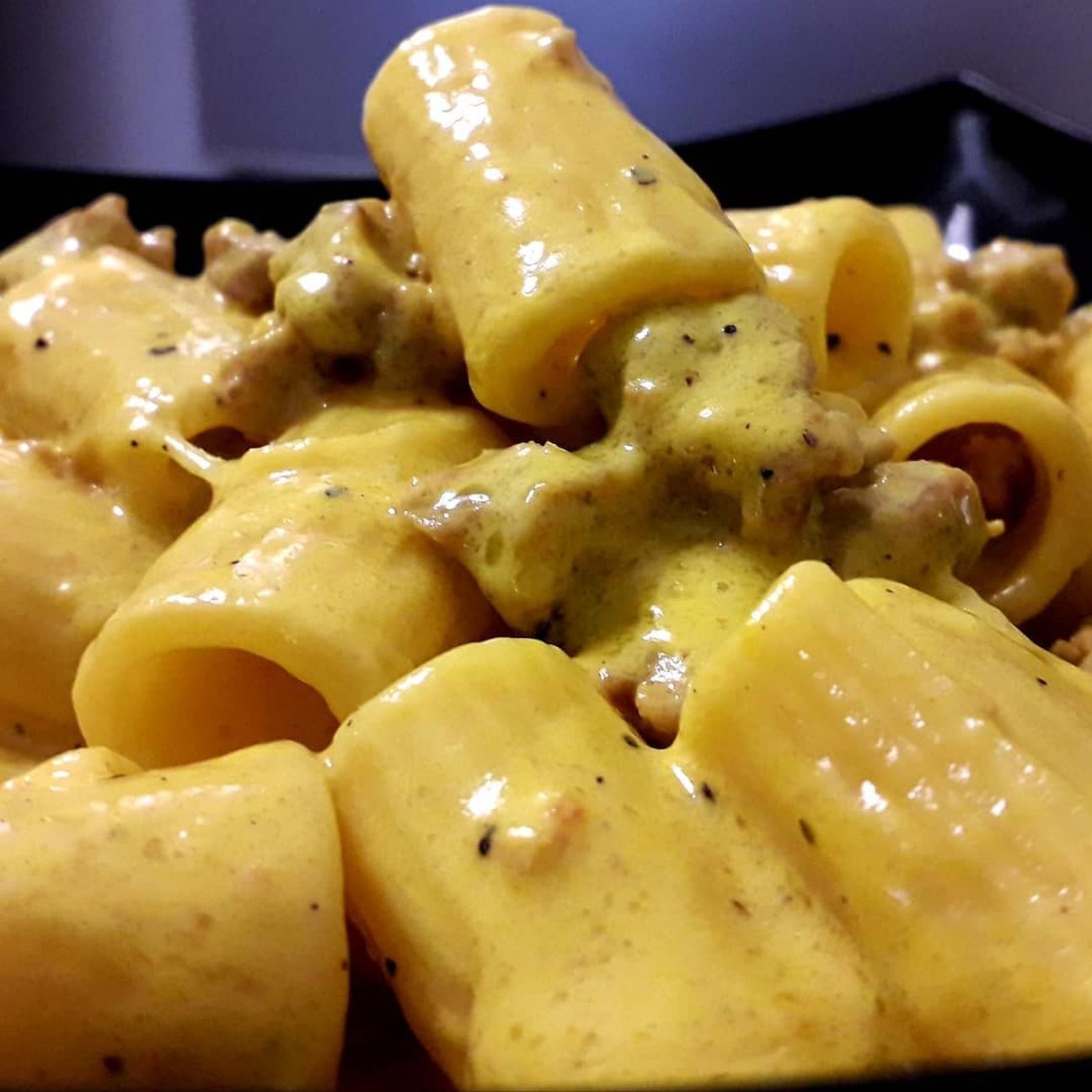Mezze Maniche con fonduta di Taleggio Dop e salsiccia di vitella