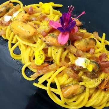 Ricetta Spaghettone, cozze, guanciale umbro, zafferano e mantecatura al pecorino romano di gjdesa