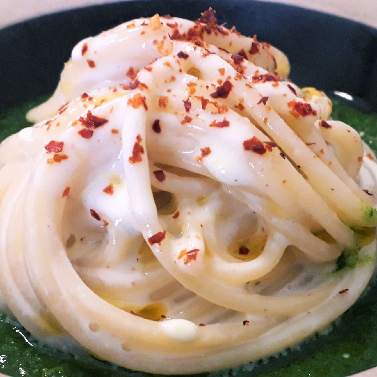 Spaghetto crema d’aglio al latte, salsa di prezzemolo, peperoncino