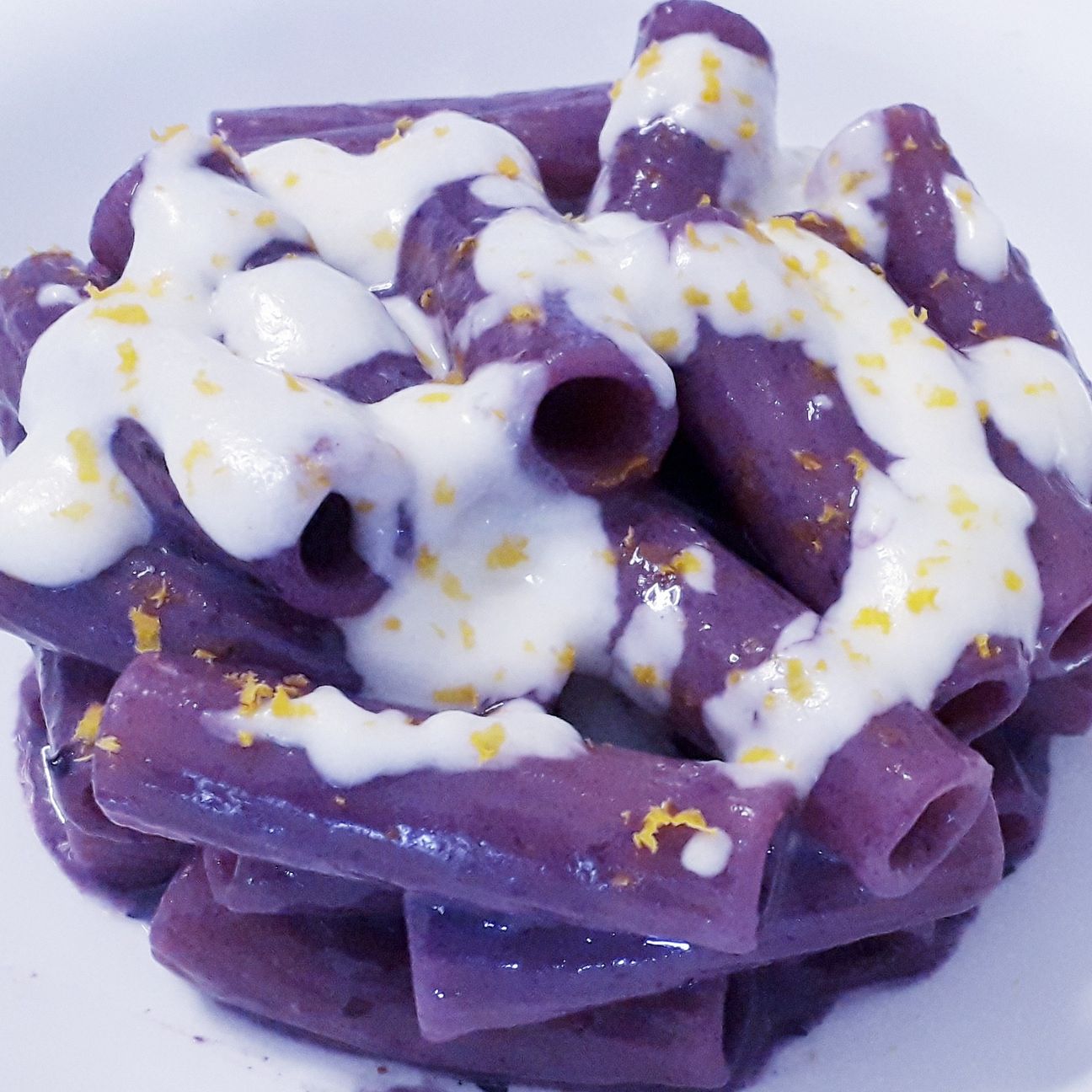Rigatone “La Molisana” in estratto liquido di cavolo viola, fonduta di Brigante, tuorlo marinato grattugiato