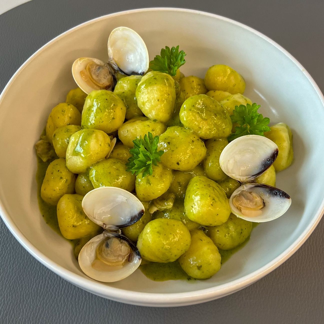 Gnocchi al pesto e vongole