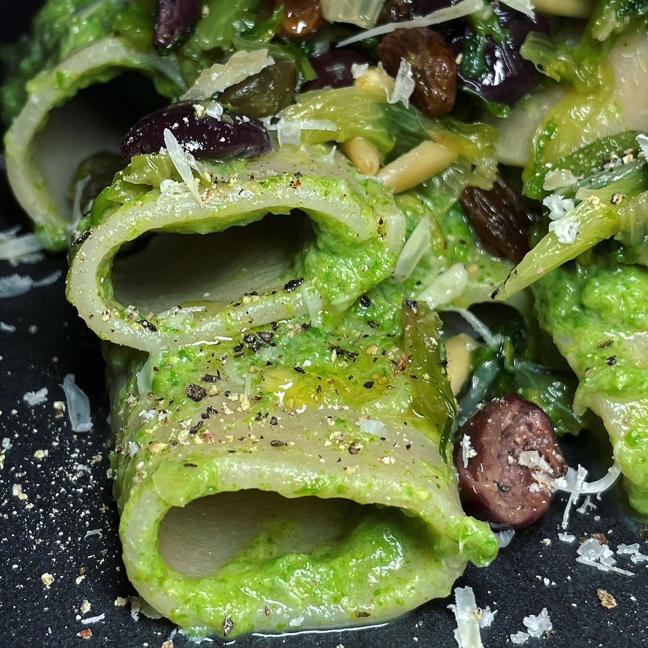 Paccheri con scarole, pinoli, olive, capperi e uva passa