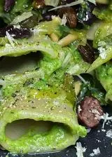 Ricetta Paccheri con scarole, pinoli, olive, capperi e uva passa