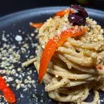 Ricetta Spaghetti con crema di peperoni, olive, capperi e granella di mandorle tostate