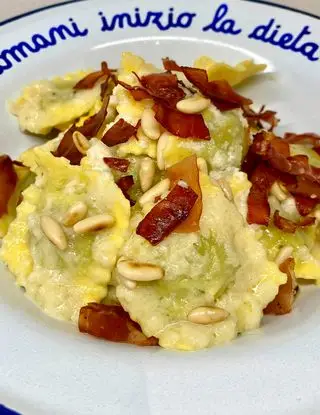 Ricetta Ravioli ricotta e spinaci con crema di pecorino, speck e pinoli di PAF