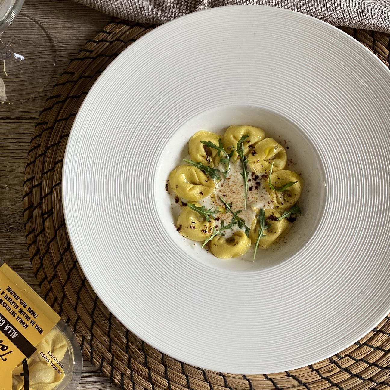 Tortellini alla carne su crema al formaggio e liquirizia