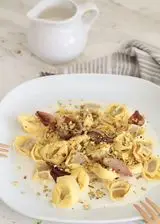 Ricetta Tortellini alla carne con crema di taleggio, scalogno caramellato e pistacchi